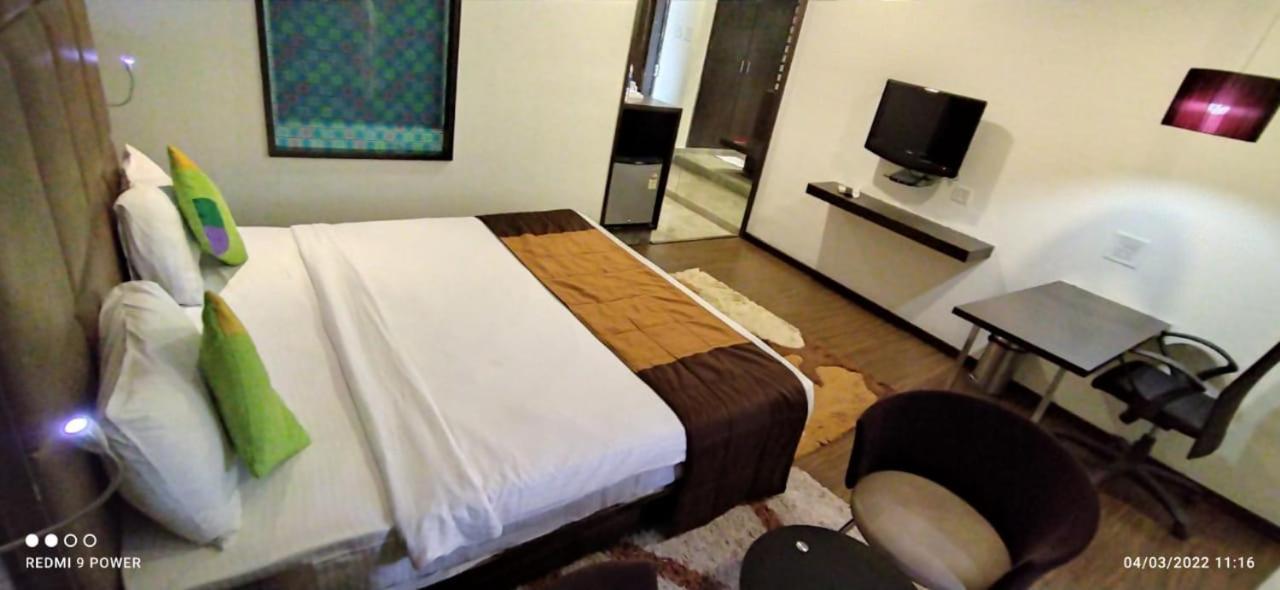 Hotel Lxia Hinjewadi - Indian Nationals Only Pimpri-Chinchwad Екстериор снимка